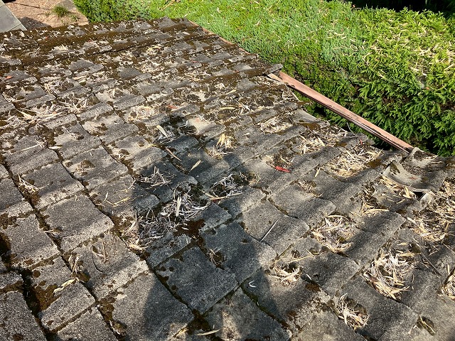 劣化したセメント瓦